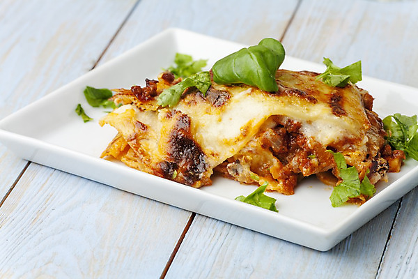 포토 JPG 해외이미지 접시 음료 음식 조각 포크 토마토 채소 부분 유리 치즈 파스타 육류 요리 사람없음 목재 빨간색 와인 식사 저녁식사 이탈리아 껍질 흰색 시골 신선 황금 클래식 은색 굽기 묘사 국수 올리브 정사각형 층 바질 라자냐 모짜렐라치즈 볼로냐 오레가노 해외202004 해외포토 도형 나무 식기 열매 유럽 컬러 컨셉 식재료 재료 재질 유제품 주류 서양음식 면류 이탈리아음식 구이 파일형식 이미지허브