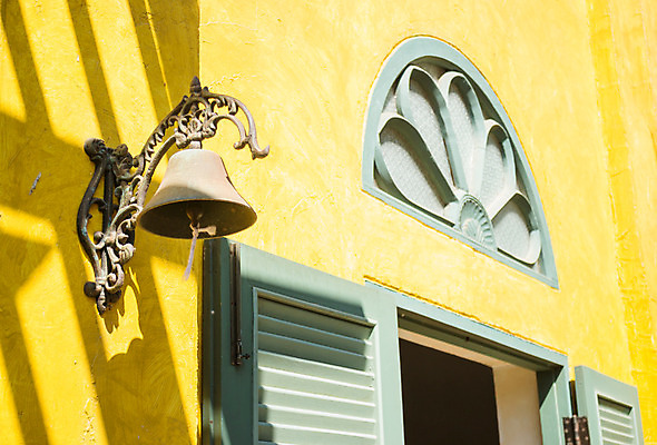 포토 JPG 해외이미지 나무 디자인 건축양식 창문 출입구 주택 건조 사람없음 야외 건물 목재 노란색 식당 정원 카페 도시 재산 균열 보호 묘사 부식 보안 이웃 셔터 내추럴 뒤뜰 사생활 옛날 해외202004 해외포토 식물 건축물 건축 컬러 컨셉 재료 모션 안전 금융 상점 파일형식 이미지허브