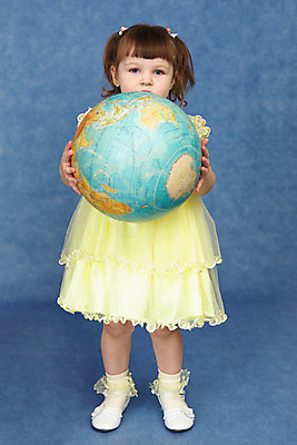 포토 JPG 해외이미지 백인 1 드레스 여자 행복 지구 어린이 신발 관리 한명 웃음 사람 파란색 노란색 지구본 미국 기쁨 흰색 아기 잡기 작음 큼 만족 해외202004 해외포토 서양인 옷 감정 컬러 북아메리카 모션 표정 크기 파일형식 이미지허브