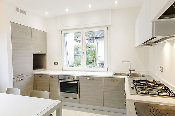 포토 JPG 해외이미지 라이프스타일 디자인 가구 의자 창문 유리 탁자 바닥 아파트 주택 실내 사람없음 내부 목재 장식 빛 주방 기계 장비 흰색 플랫 오븐 정상 난방기 난로 계산대 캐비닛 버너 타일 싱크대 조리대 리빙 스타일 해외202004 해외포토 나무 컬러 생활용품 재료 재질 건물 생활 가전제품 사물함 개수대 난방용품 파일형식 이미지허브