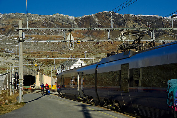 포토 JPG 해외이미지 나무 바다 여행 건축양식 통신 교통시설 자연 하늘 산 노르웨이 풍경 사람없음 건물 빨간색 초록색 물 여름 강 마을 폭포 기차 표현 도시 보트 역 숲 방법 선로 스칸디나비아 앨버타 오슬로 해외202004 해외포토 자연요소 식물 건축물 계절 건축 유럽 육상교통 컬러 교통 배_교통 대중교통 시설 생태계 파일형식 이미지허브