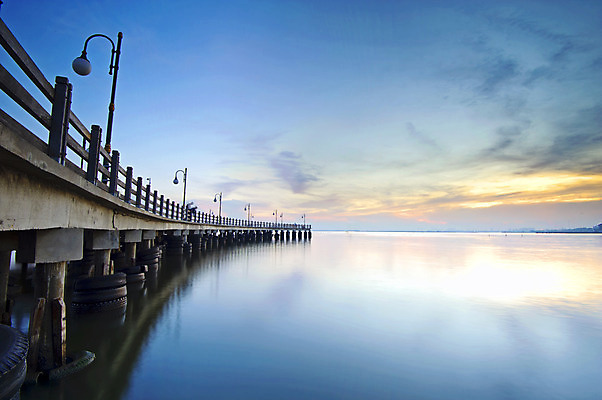 포토 JPG 해외이미지 바다 건축양식 자연 하늘 아침 풍경 사람없음 야외 목재 물 여름 파란색 반사 평화 항구 침묵 고요 황혼 일몰 새벽 만 장면 부드러움 포트 수평선 해외202004 해외포토 주간 자연요소 나무 계절 건축 컬러 컨셉 재료 교통시설 노을 소리 감각 생태계 파일형식 이미지허브