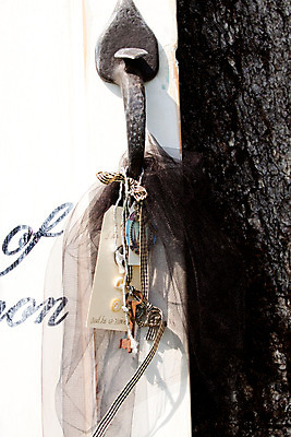 포토 JPG 해외이미지 조각 결혼 자물쇠 매달리기 손잡이 사랑 사람없음 문 검은색 흰색 그물 묶기 묘사 매듭 접수 항목 해외202004 해외포토 감정 컬러 모션 이벤트 파일형식 이미지허브