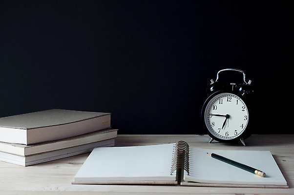 포토 JPG 해외이미지 디자인 교육 종이 시계 백그라운드 비즈니스 학교 탁자 사람없음 목재 책 사무실 연필 검은색 쪽지 공책 공백 수확 골동품 업무 정상 책상 공포 페이지 그런지 옛날 해외202004 해외포토 나무 컬러 가구 농업 재료 문구용품 학용품 필기구 작업 파일형식 이미지허브