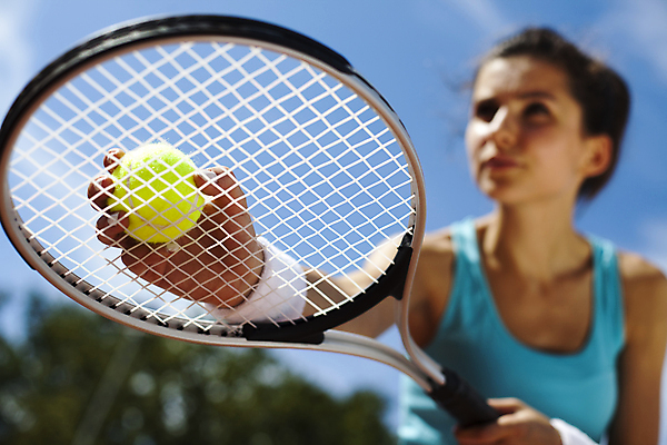 포토 JPG 해외이미지 주간 서양인 우먼라이프 여자 하늘 서브 한명 들기 상반신 성인 야외 앞모습 아웃포커스 테니스 테니스라켓 테니스공 즐거움 테니스복 성인여자한명만 해외202004 해외포토 자연요소 외국인 1 라이프스타일 감정 뷰포인트 공 모션 촬영기법 사람 운동복 구기 라켓 테니스용품 여자한명만 성인여자만 파일형식 이미지허브