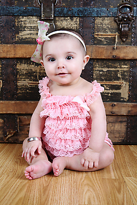 포토 JPG 해외이미지 백인 여자 딸 어린이 분홍색 갈색머리 건강 한명 미소 사람 앉기 목재 아기 달콤 작음 순수 활 부드러움 결백 천진난만 해외202004 해외포토 서양인 나무 1 헤어스타일 컬러 컨셉 재료 가족 모션 표정 감각 맛 크기 파일형식 이미지허브