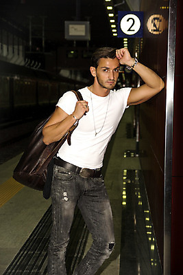 포토 JPG 해외이미지 백인 1 응시 남자 여행 교통시설 실내 한명 서기 사람 성인 여행객 기차 흰색 전철 역 지하 단상 해외202004 해외포토 서양인 시선 육상교통 컬러 교통 모션 대중교통 내부 시설 파일형식 이미지허브