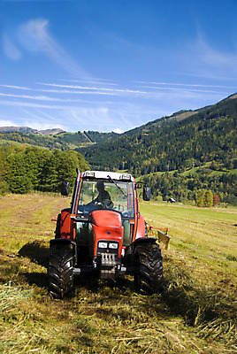 포토 JPG 해외이미지 식물 계절 산업 지구 밭 농업 자연 노동자 산 옥수수 풍경 사람없음 야외 여름 농작물 농장 농경지 기계 흙 장비 수확 가을 시골 업무 오스트리아 농부 땅 알프스 트랙터 밭일 쟁기 세련 해외202004 해외포토 직업 유럽 곡류 작업 농기계 생태계 특수차량 파일형식 이미지허브