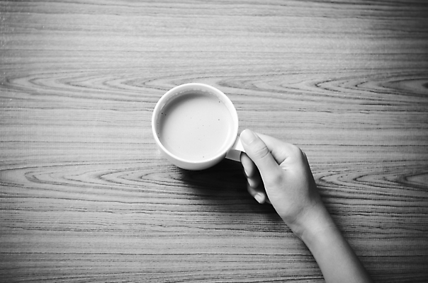 포토 JPG 해외이미지 손 커피 흑백 실내 신체부위 잡기 커피잔 해외202004 해외포토 음료 모션 잔 촬영기법 사람 내부 파일형식 이미지허브