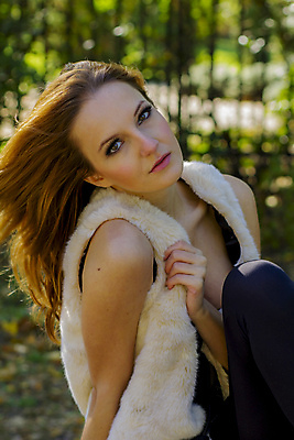 포토 JPG 해외이미지 나무 백인 1 계절 공원 여자 행복 얼굴 자연 한명 미소 사람 성인 야외 초록색 여름 청춘 봄 자유 가을 흰색 내추럴 해외202004 해외포토 서양인 식물 공공시설 감정 컬러 컨셉 표정 신체부위 생태계 파일형식 이미지허브