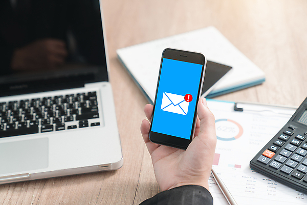 포토 JPG 해외이미지 아이콘 손 백그라운드 컨셉 인터넷 비즈니스 통신 모바일 사람없음 스마트폰 컴퓨터 스크린 웹 정보 비즈니스맨 메시지 이메일 연결 심볼 온라인 마케팅 문자메시지 해외202004 해외포토 남자 신체부위 전자제품 핸드폰 스마트기기 직장인 파일형식 이미지허브