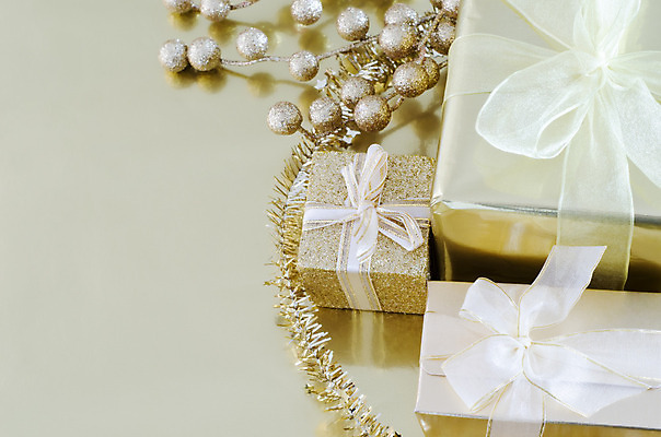 포토 JPG 해외이미지 리본 백그라운드 크리스마스장식 크리스마스 포장 공 선물 사람없음 장식 빛 반사 축제 황금 묶기 은박지 카피스페이스 해외202004 해외포토 기념일 모션 공백 파일형식 이미지허브