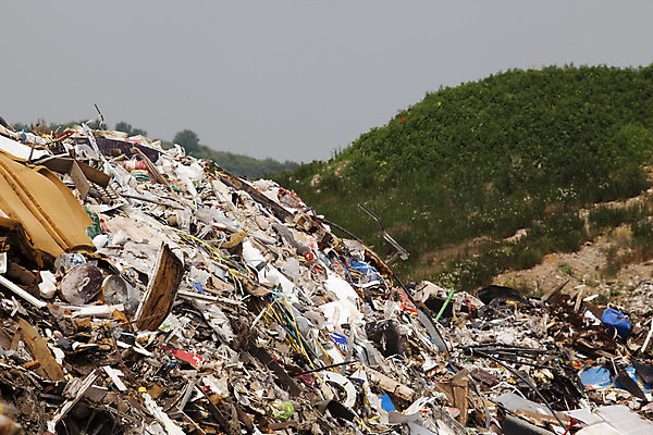 포토 JPG 해외이미지 자연 사람없음 야외 가로 초록색 햇빛 환경 재활용 쓰레기통 환경오염 쓰레기 폐기물 버리기 한조각 흙더미 낭비 축적 고물상 해외202004 해외포토 1 컬러 컨셉 모션 태양 흙 친환경 생태계 파일형식 더미 이미지허브