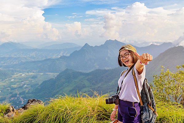 포토 JPG 해외이미지 1 라이프스타일 행복 아시아 안경 여행 컨셉 배낭 태국 자연 하늘 성공 휴가 산 한명 미소 사람 동양인 풍경 야외 여행객 카메라 하이킹 최고 정상 절정 캡모자 하이커 해외202004 해외포토 모자_잡화 잡화 감정 나라 가방 레저 표정 인종 생활 전자제품 생태계 파일형식 이미지허브