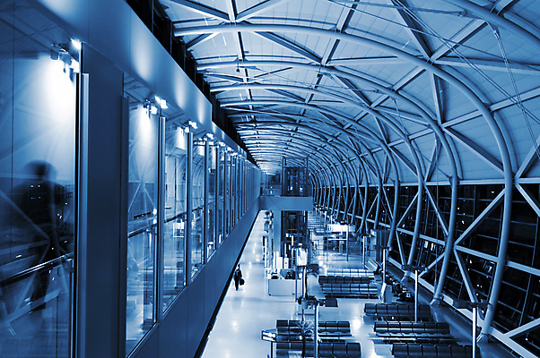 포토 JPG 해외이미지 디자인 길 여행 비즈니스 건축양식 모션 유리 지붕 추상 실내 사람 사람없음 내부 건물 파란색 반사 걷기 계단 금속 짐 도시 복도 전철 공항 도착 속도 출발 천장 통로 바쁨 굴곡 철강 통근 해외202004 해외포토 건축물 건축 육상교통 컬러 컨셉 무늬 교통시설 재질 대중교통 출근 파일형식 이미지허브