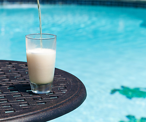 포토 JPG 해외이미지 주간 탁자 잔 맥주 수영장 사람없음 야외 붓기 맥주거품 해외202004 해외포토 자연요소 식기 가구 모션 주류 거품 파일형식 이미지허브