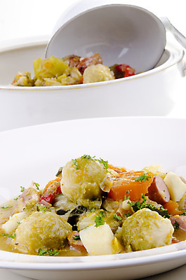 포토 JPG 해외이미지 전통 접시 채소 서브 감자 따뜻함 건강 요리 사람없음 초록색 식사 저녁식사 당근 가을 뜨거움 사발 수프 아일랜드 점심식사 핸드메이드 해외202004 해외포토 식기 계절 유럽 컬러 뿌리채소 사기그릇 파일형식 이미지허브