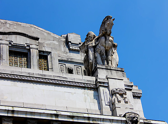 포토 JPG 해외이미지 건축양식 창문 하늘 지붕 사람없음 장식 가로 조각상 숫자 화려 역사 클래식 역 정상 심볼 타운 천연기념물 해외202004 해외포토 문자 건축 컨셉 교통시설 조형물 도시 파일형식 이미지허브