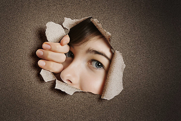 포토 JPG 해외이미지 응시 여자 종이 얼굴 한명 성인 잡기 구멍 엿보기 질감 찢어짐 성인여자한명만 해외포토 1 시선 모션 사람 신체부위 여자한명만 성인여자만 파일형식 이미지허브