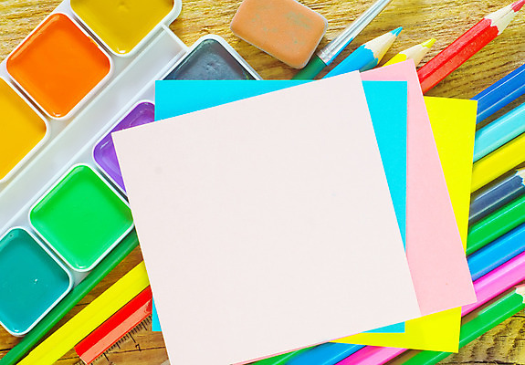 포토 JPG 해외이미지 백그라운드 색연필 사람없음 하이앵글 사각형 팔레트 포스트잇 색종이 나무탁자 카피스페이스 해외202004 해외포토 도형 종이 뷰포인트 탁자 학용품 공백 메모지 파일형식 이미지허브