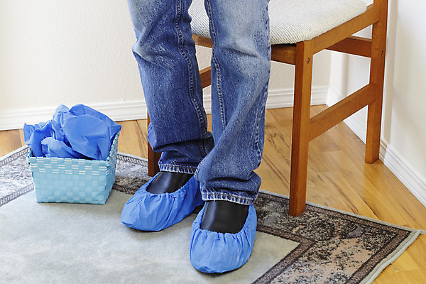 포토 JPG 해외이미지 남자 신발 의자 발 표면 부동산 바닥 주택 부츠 실내 서기 사람 사람없음 내부 파란색 바구니 검은색 덮개 청바지 쌍 보호 일회용 컨테이너 플라스틱 양발 해외202004 해외포토 산업 컬러 가구 컨셉 바지 모션 재질 건물 신체부위 뚜껑 재산 파일형식 이미지허브