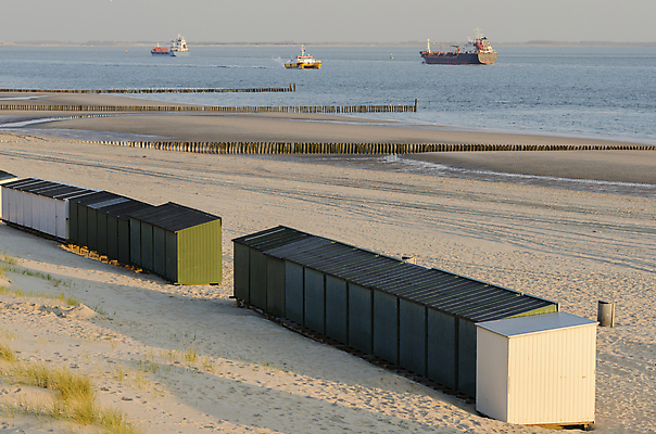 포토 JPG 해외이미지 모래 바다 주택 풍경 사람없음 목재 물 빛 햇빛 보호 저녁 컨테이너 모래언덕 네덜란드 산등성이 트랙 봉 북쪽 루트 줄서기 특별함 표제 수평선 해외202004 해외포토 자연요소 나무 유럽 산업 컨셉 재료 모션 산 건물 태양 야간 방향 언덕 파일형식 이미지허브