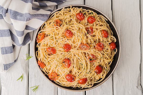 포토 JPG 해외이미지 전통 접시 음식 백그라운드 잎 다이어트 토마토 채소 탁자 치즈 파스타 파슬리 건강 스파게티 육류 요리 사람없음 목재 초록색 수건 식당 식사 저녁식사 이탈리아 신선 고명 체리 맛 정상 다발 지중해 먹기 허브 올리브 머리위 후추 바질 점심식사 채식주의자 해외202004 해외포토 나무 식물 식기 열매 유럽 바다 컬러 가구 컨셉 과일 식재료 재료 모션 유제품 서양음식 위생용품 상점 향신료 채식 파일형식 이미지허브