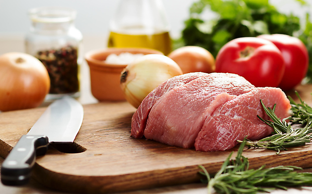 포토 JPG 해외이미지 잡화 음식 조각 토마토 채소 부분 양파 근육 육류 스테이크 비프스테이크 사람없음 목재 가로 빨간색 주방 저녁식사 소고기 흰색 신선 조미료 막대기 소 혈액 그릴 상추 바비큐 자르기 허리 준비 올리브 날것 소금 후추 성분 바질 로즈메리 케밥 등심 송아지고기 식용 정육점 해외202004 해외포토 나무 열매 컬러 식재료 재료 포유류 모션 주방용품 서양음식 신체부위 상점 식사 허브 향신료 향미료 파일형식 이미지허브