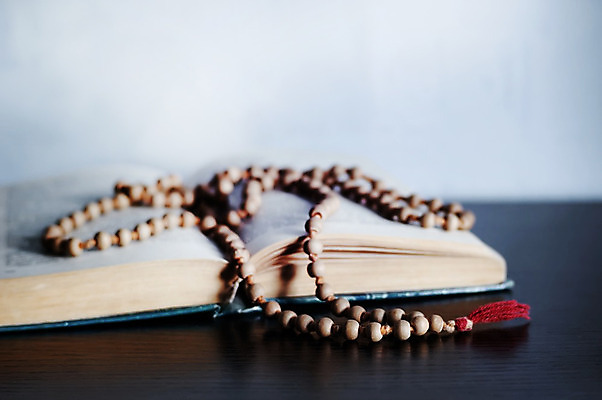 포토 JPG 해외이미지 전통 기독교 종교 십자가 목걸이 텍스트 사람없음 목재 책 빨간색 빛 교회 믿음 검은색 성경 어둠 천주교 수확 골동품 기도 예수 영혼 축복 이슬람교 구슬 심볼 신성 묵주 라마단 신앙심 아랍어 옛날 해외202004 해외포토 나무 감정 컬러 컨셉 농업 재료 장신구 종교용품 종교건축 건물 신_종교 파일형식 이미지허브