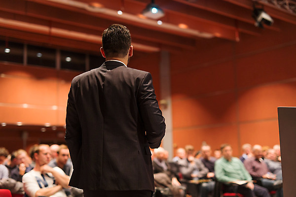 포토 JPG 해외이미지 남자 실내 정장 여러명 상반신 성인 옆모습 뒷모습 아웃포커스 비즈니스맨 강의 강당 세미나 성인만 해외202004 해외포토 옷 뷰포인트 다수 비즈니스 촬영기법 사람 내부 직장인 파일형식 이미지허브