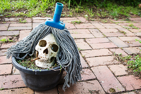 포토 JPG 해외이미지 휴가 휴식 골격 사람 사람없음 할로윈 기다림 양동이 고립 대걸레 해골모형 좀비 오싹 해외202004 해외포토 컨셉 모션 모형 청소도구 파일형식 이미지허브