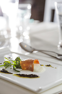 포토 JPG 해외이미지 전통 접시 음식 돼지고기 요리 사람없음 식당 식사 저녁식사 이탈리아 흰색 신선 파마 아침식사 먹기 크림 햄 슬라이스 서빙 베이컨 로즈메리 점심식사 뷔페 살라미 식품점 해외202004 해외포토 헤어스타일 식기 유럽 컬러 모션 육류 상점 허브 파일형식 이미지허브