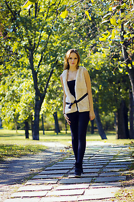 포토 JPG 해외이미지 나무 백인 1 계절 공원 여자 행복 얼굴 자연 한명 미소 사람 성인 야외 초록색 여름 청춘 봄 자유 가을 흰색 내추럴 해외202004 해외포토 서양인 식물 공공시설 감정 컬러 컨셉 표정 신체부위 생태계 파일형식 이미지허브