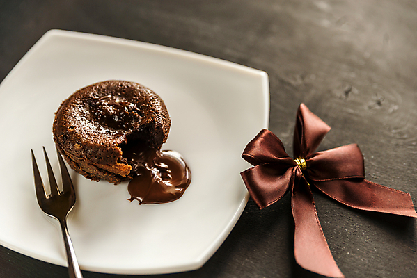 포토 JPG 해외이미지 접시 리본 포크 검은배경 실내 사람없음 초콜릿 흐름 달콤 해외202004 퐁당오쇼콜라 해외포토 식기 백그라운드 컨셉 디저트 내부 검은색 맛 파일형식 이미지허브