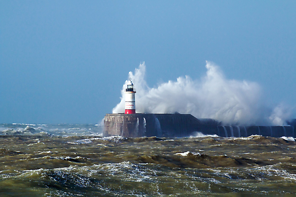 포토 JPG 해외이미지 파도 바다 겨울 하늘 바람 날씨 잉글랜드 등대 사람없음 파란색 햇빛 거친 분무기 감탄 현상 서식스 해외202004 해외포토 자연요소 계절 컬러 영국 태양 파일형식 이미지허브