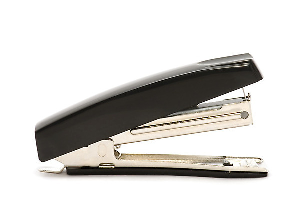 포토 JPG 해외이미지 종이 비즈니스 학교 사람없음 사무실 금속 장비 흰색 도구 공구 업무 은색 플라스틱 스테이플러 책상 오브젝트 고립 공급 해외202004 해외포토 교육 컬러 가구 재질 사무용품 작업 파일형식 이미지허브