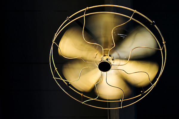 포토 JPG 해외이미지 디자인 백그라운드 컨셉 건축양식 주택 사람없음 내부 목재 장식 가로 금속 검은색 장비 수확 골동품 시골 뜨거움 부채 칼날 클래식 오브젝트 천장 복고 프로펠러 환풍기 놋쇠 식민지 옛날 스타일 해외202004 해외포토 나무 건축 컬러 농업 재료 재질 건물 파일형식 이미지허브