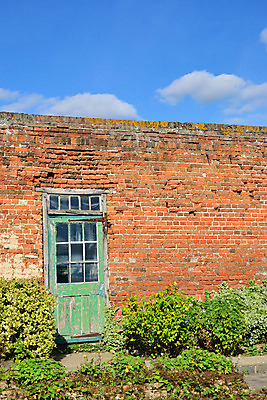포토 JPG 해외이미지 식물 전통 영어 외관 벽 백그라운드 건축양식 하늘 날씨 벽돌 출입구 주택 프레임 사람없음 야외 목재 빨간색 초록색 문 정원 수확 골동품 시골 묘사 시골집 질감 그런지 옛날 해외202004 해외포토 나무 문자 건축 컬러 농업 재료 건물 파일형식 이미지허브