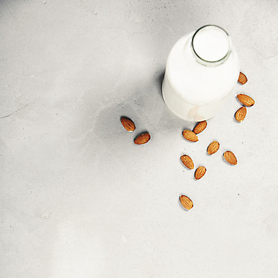 포토 JPG 해외이미지 라이프스타일 음료 음식 백그라운드 컨셉 다이어트 재료 텍스트 유리 탁자 건강 사람없음 파란색 빛 우주 식사 우유 신선 액체 그룹 아침식사 먹기 유기농 날것 아몬드 내추럴 채식주의자 디톡스 비건 해외202004 해외포토 웰빙 컬러 가구 모션 재질 유제품 생활 견과류 채식 파일형식 이미지허브