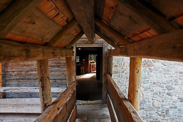 포토 JPG 해외이미지 전통 꽃 벽 건축양식 지붕 주택 그림자 사람없음 내부 건물 목재 갈색 마을 어둠 회색 시골 기둥 판넬 복도 오스트리아 농부 미술관 묘사 통로 박물관 통나무 문학 구식 옛날 잘츠부르크 지원 화강암 해외202004 해외포토 나무 식물 직업 건축물 건축 유럽 컬러 재료 암석 파일형식 이미지허브