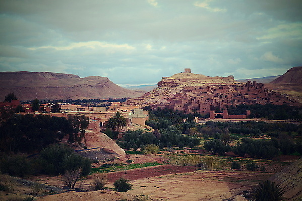 포토 JPG 해외이미지 전통 문화 모래 벽 여행 거실 건축양식 아프리카 산 주택 손바닥 동양인 사람없음 강 세계 마을 궁전 사막 성 역사 재산 원주민 점토 타운 모로코 사하라 부족 강화 옛날 오아시스 지도책 파멸 해외202004 해외포토 건축물 손 건축 나라 컨셉 고건축 인종 건물 책 금융 도시 아프리카인 파일형식 소멸 이미지허브