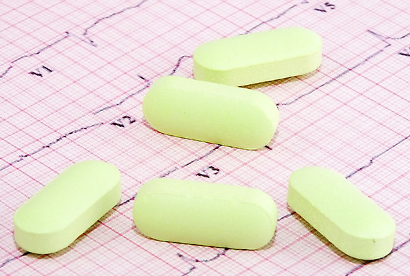 포토 JPG 해외이미지 선 건강 병원 사람없음 알약 약 진료 고통 시험 하트 긴급 맥박 질병 약국 분석 처방 조제 마약 심장병 심전도 치료제 해외202004 해외포토 모양 교육 감정 컨셉 의학 만들기 파일형식 이미지허브