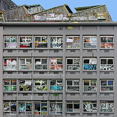 포토 JPG 해외이미지 외관 백그라운드 건축양식 창문 부동산 거리 사람없음 건물 탑 블록 손상 도시 재산 황폐 그래피티 가난 버리기 폐허 그런지 깨짐 빈민가 썩음 콘크리트 해외202004 해외포토 건축물 건축 컨셉 모션 금융 낙서 그림 파일형식 이미지허브