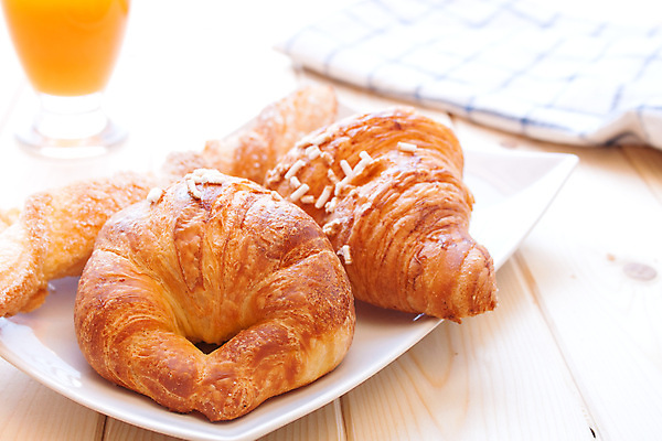 포토 JPG 해외이미지 접시 음식 오렌지 과일 탁자 아침 디저트 건강 사람없음 여러개 주스 신선 바 달콤 아침식사 먹이 잼 설탕 크림 시작 준비 칼로리 페스츄리 해외202004 해외포토 주간 식기 음료 빵 가구 다수 식사 소스_음식 맛 파일형식 이미지허브