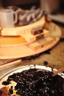 포토 JPG 해외이미지 전통 손 컨셉 탁자 스트레스 주택 취미 사람없음 목재 세로 금속 어둠 장비 수확 공구 붓 업무 작업실 망치 철 부식 파일 복고 옛날 중고 해외202004 해외포토 나무 가구 농업 재료 재질 건물 신체부위 도구 작업 파일형식 이미지허브