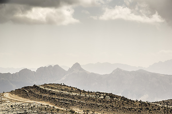 포토 JPG 해외이미지 도로 모래 여행 자국 자연 하늘 산 건조 풍경 사람없음 야외 골짜기 계곡 트래킹 사막 탐험 거친 황무지 중앙 언덕 아라비아 동쪽 깊이 루트 선로 오지 원정 지질학 해외202004 해외포토 교육 길 교통시설 레저 방향 생태계 파일형식 이미지허브
