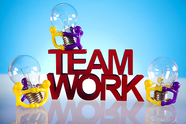 포토 JPG 해외이미지 비즈니스 전구 안기 협력 사람모양 실내 타이포그라피 사람없음 반사 파란배경 해외202004 해외포토 모양 문자 백그라운드 모션 내부 파란색 파일형식 이미지허브