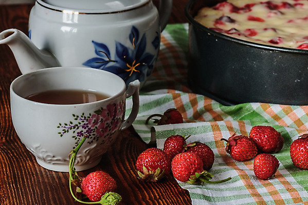 포토 JPG 해외이미지 접시 분홍색 탁자 딸기 디저트 사람없음 빨간색 파란색 수건 과자 케이크 직물 달콤 설탕 크림 정사각형 성분 푸딩 백자 타르트 페스츄리 해외202004 해외포토 도형 식기 음식 빵 컬러 가구 과일 위생용품 도자기 맛 파이_빵 파일형식 이미지허브