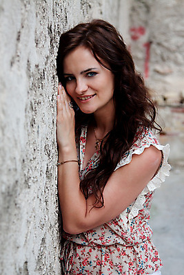 포토 JPG 해외이미지 백인 1 라이프스타일 응시 여자 행복 얼굴 포즈 자연 거리 미술 한명 웃음 사람 성인 야외 유행 도시 화려 우아함 만족 장면 스타일 해외202004 해외포토 서양인 시선 감정 컨셉 문화예술 표정 생활 신체부위 생태계 파일형식 이미지허브