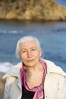 포토 JPG 해외이미지 모델 라이프스타일 여자 노년 행복 바다 여행 돈 휴가 건강 한명 미소 사람 성인 해변 물 파란색 태양 봄 기쁨 회색 은퇴 연금 옛날 해외202004 해외포토 자연요소 1 계절 감정 컬러 표정 생활 재산 파일형식 이미지허브